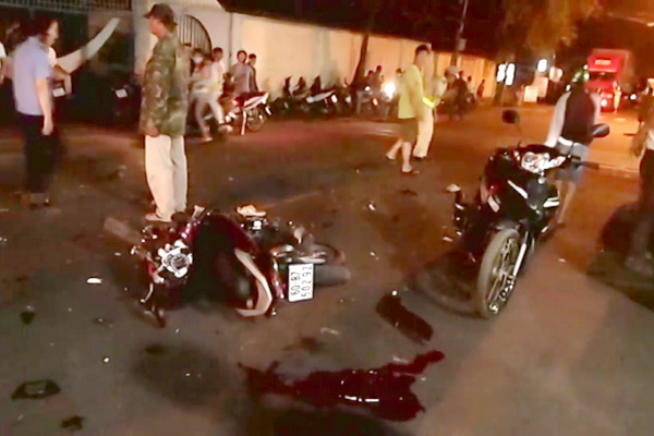 Xe máy đụng xe tải một người tử vong