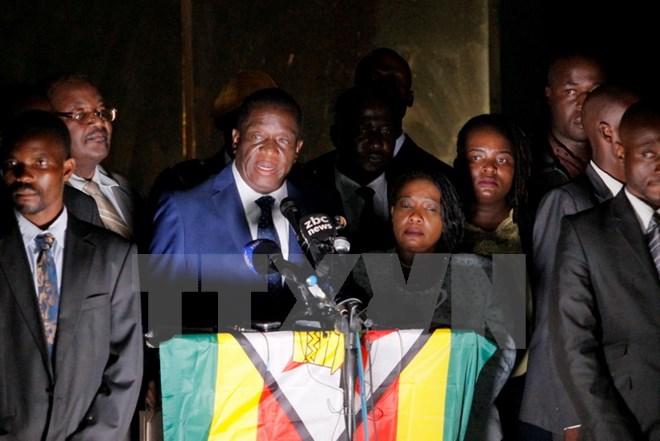 Cựu Phó Tổng thống Zimbabwe Emmerson Mnangagwa (giữa) phát biểu tại trụ sở đảng ZANU-PF ở Harare ngày 22/11. (Nguồn: THX/ TTXVN)