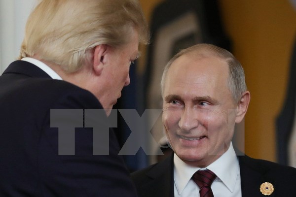 Tổng thống Nga Vladimir Putin (phải) và Tổng thống Mỹ Donald Trump (trái) trong cuộc gặp tại Hội nghị cấp cao APEC ở Đà Nẵng. (Nguồn: AFP/TTXVN)