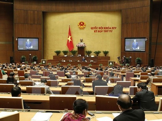 Lawmakers adopt the draft Law on Public Debt Management at the 14th National Assembly’s fourth session (Source: VNA)