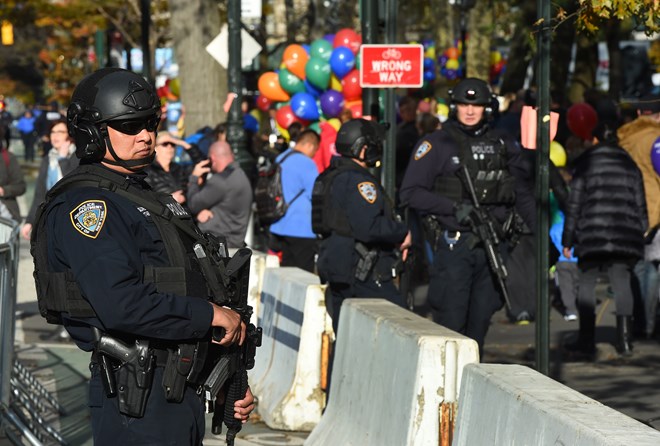 Cảnh sát New York tăng cường bảo vệ dịp Lễ Tạ ơn. (Nguồn: AFP)