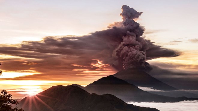 Núi lửa Agung phun trào. (Nguồn: news.sky.com)