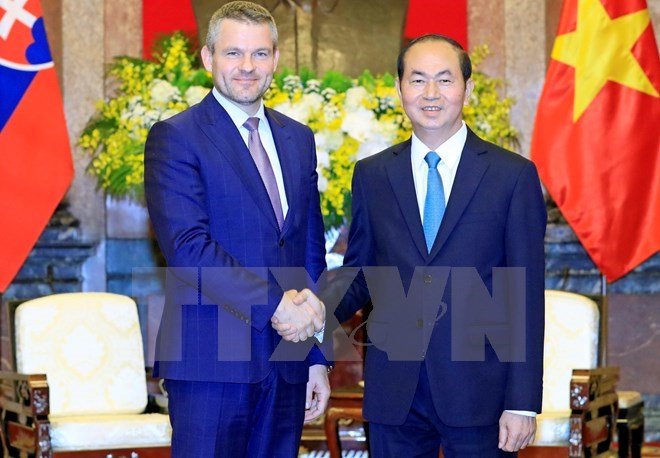 President Tran Dai Quang (R) welcomes Slovak Prime Minister Peter Pellegrini