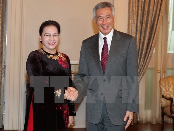 National Assembly Chairwoman Nguyen Thi Kim Ngan (L) and Singaporean Prime Minister Lee Hsien Loong