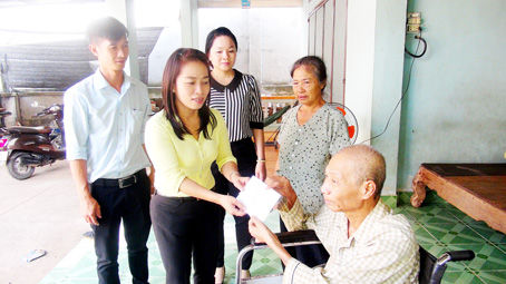 Presenting gifts to disabled people