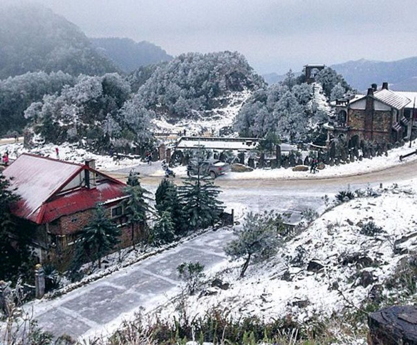  Mau Son Mountain in the northern province of Lang Son is considered a paradise for ‘snow hunters’. With an altitude of 800-1,000 m, it is one of the coldest regions in Vietnam. 