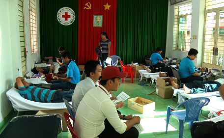 Volunteers donate 282 blood units