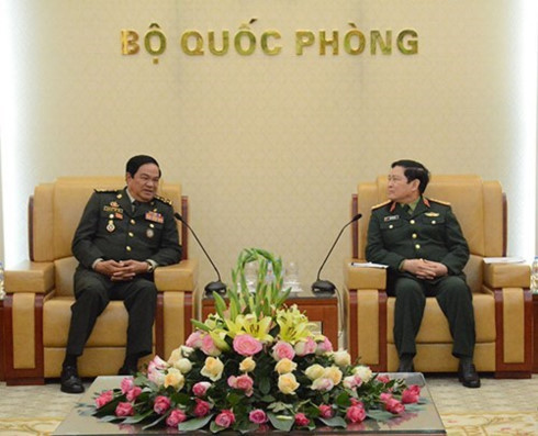 General Ngo Xuan Lich (R) and General Kun Kim