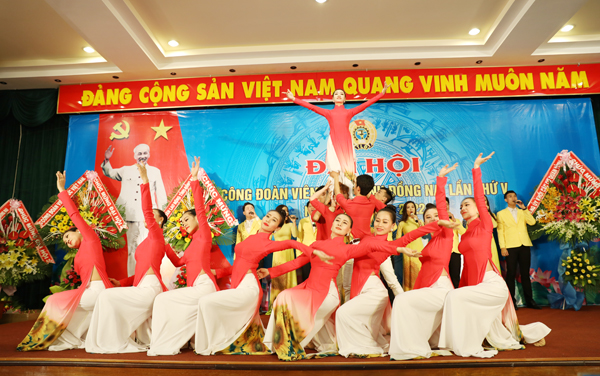 Tiết mục văn nghệ của đoàn ca múa nhạc Đồng Nai biểu diễn tại đại hội