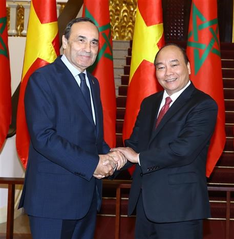 Prime Minister Nguyen Xuan Phuc (R) shakes hands with President of the Moroccan House of Representatives Habib El Malki