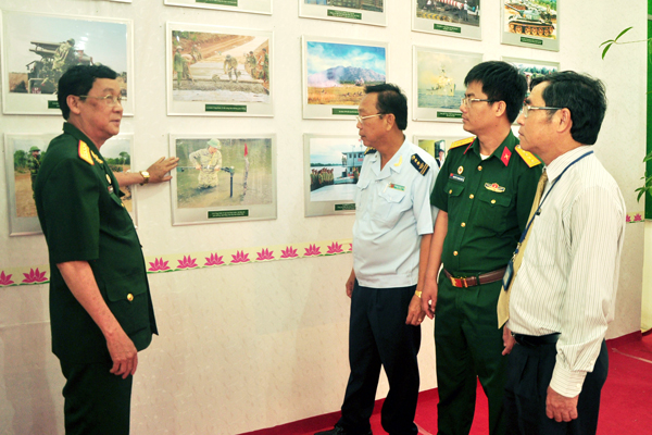 Hội viên CCB ôn lại truyền thống lịch sử hào hùng trong buổi triển lãm tại bảo tàng Đồng Nai (ảnh: Tư liệu Đăng Tùng)