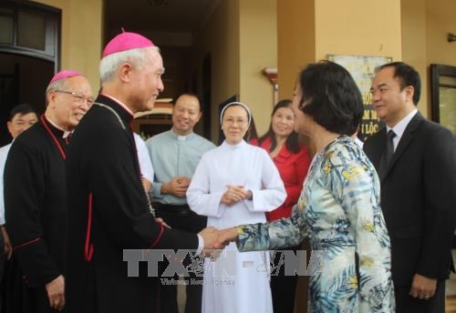 Truong Thi Mai, head of the Party Central Committee’s Commission for Mass Mobilisation visits the Xuan Loc Diocese in Dong Nai 