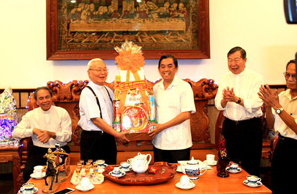 Chairman Huynh Van Toi of Dong Nai Fatherland Front Committee visited and congratulated at the provincial Committee for Catholic Solidarity.