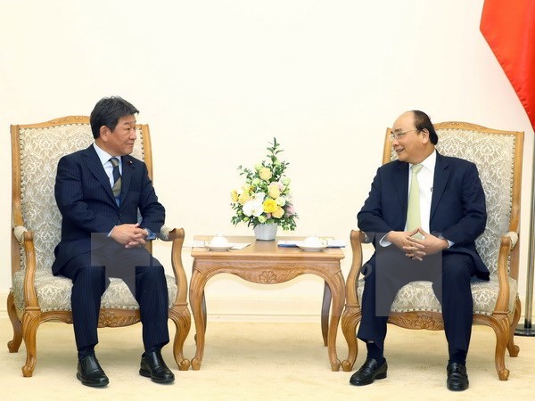 Prime Minister Nguyen Xuan Phuc (R) receives Japanese Minister of Economic Revitalisation Toshimitsu Motegi 