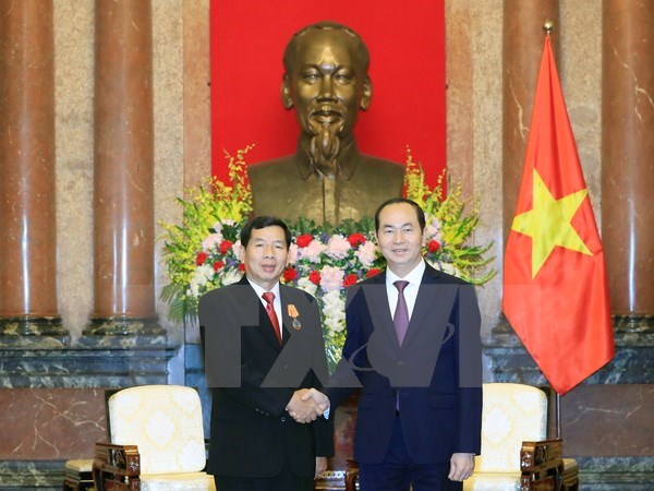 President Tran Dai Quang (R) and Lao Chief Justice Khamphanh Sithidampha (Photo: VNA)