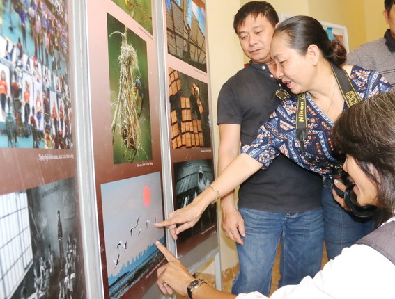 Press and fine arts photo exhibition opens