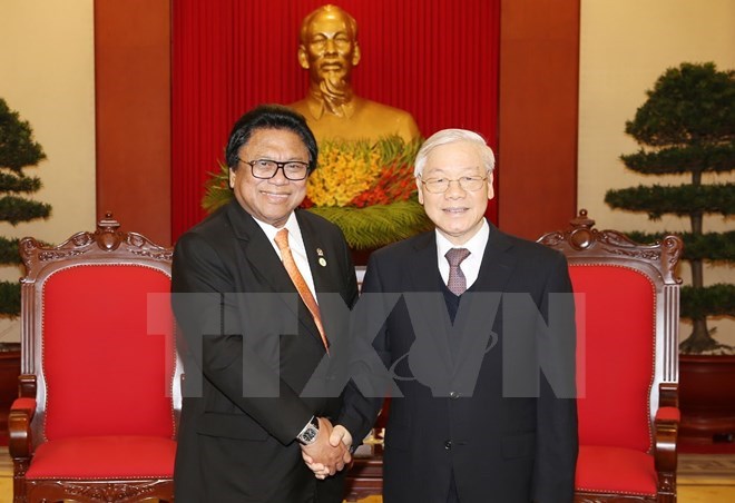 General Secretary of the Communist Party of Vietnam Central Committee Nguyen Phu Trong ​(R) and Speaker of the Indonesian Regional Representatives Council (upper house) Oesman Sapta Odang. 