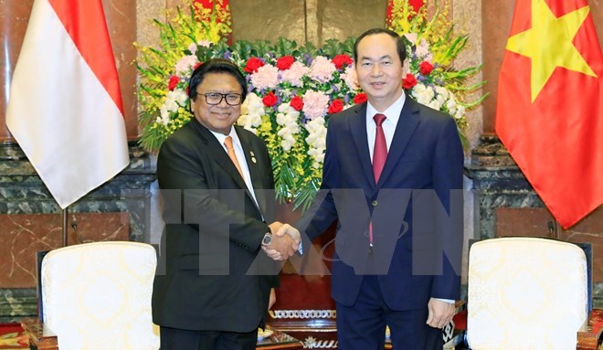 President Tran Dai Quang (R) and Speaker of the Indonesian Regional Representatives Council (upper house) Oesman Sapta Odang.