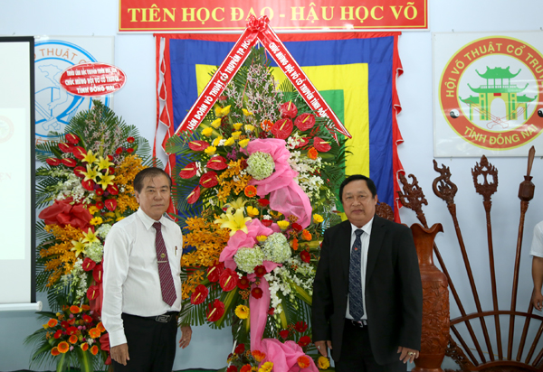 Đại võ sư quốc tế Lê Kim Hòa, Phó chủ tịch Liên đoàn Võ cổ truyền Việt Nam tặng lẵng hoa chúc mừng Hội võ cổ truyền tỉnh.
