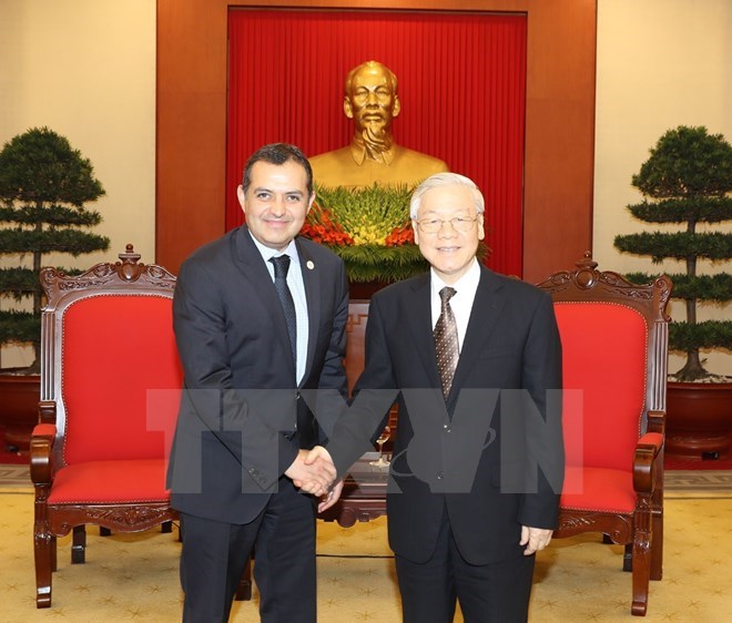 Party Secretary General Nguyen Phu Trong (R) and President of the Mexican Senate Ernesto Cordero Arroyo 