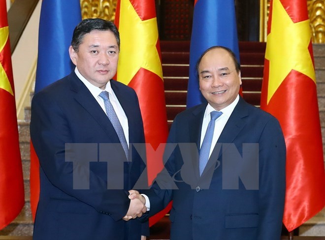 Prime Minister Nguyen Xuan Phuc (R) and his Mongolian guest.