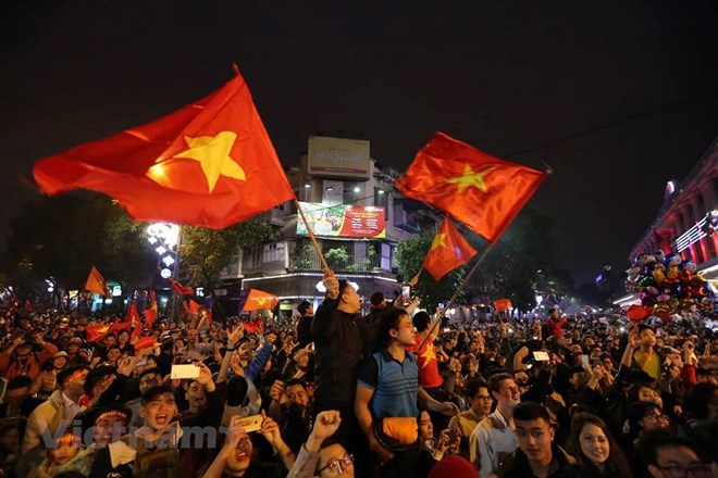 Người dân ở Hà Nội ăn mừng chiến thắng của U23 Việt Nam. (Ảnh: Minh Sơn/Vietnam+)