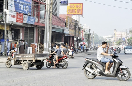 Nhiều người không quan tâm đến việc đội mũ bảo hiểm khi điều khiển phương tiện tham gia giao thông.