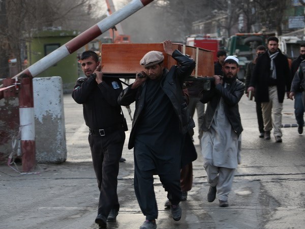 Chuyển thi thể nạn nhân tại hiện trường vụ tấn công khủng bố ở Kabul, Afghanistan. (Nguồn: THX/TTXVN)