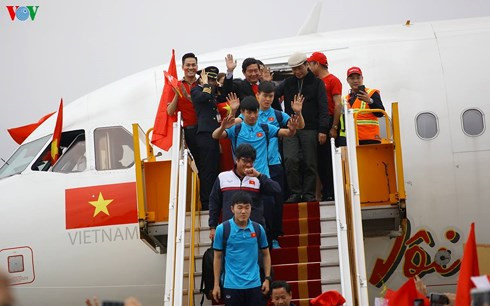 Vietnam U23 team greeted with thunderous applause