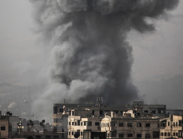 Khói bốc lên sau các vụ oanh kích tại Ain Tarma, Đông Ghouta ngày 16/10/2017. (Nguồn: AFP/TTXVN)