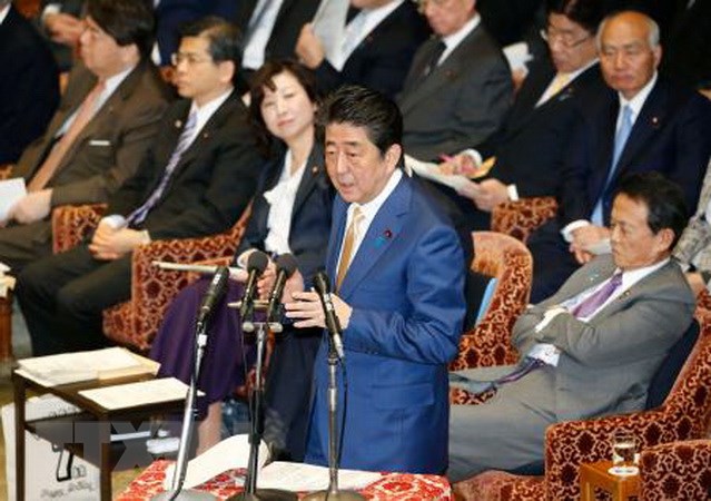 Thủ tướng Nhật Bản Shinzo Abe (phía trước) phát biểu tại phiên họp Hạ viện ở Tokyo ngày 30/1. (Nguồn: Kyodo/TTXVN)