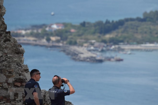 Cảnh sát Italy làm nhiệm vụ tại Taormina, đảo Sicily. (Nguồn: AFP/TTXVN)