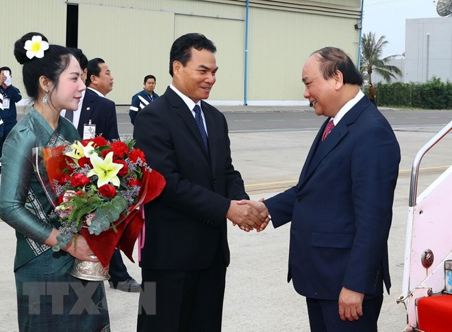 Lễ đón Thủ tướng Nguyễn Xuân Phúc tại sân bay quốc tế Wattay, thủ đô Vientiane, Lào. (Ảnh: Thống Nhất/TTXVN)