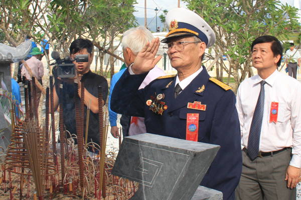 Đại tá Nguyễn Văn Dân là một trong những sĩ quan trẻ đầu tiên của Học viện Hải quân Việt Nam đến Trường Sa vào năm 1975 xúc động tưởng nhớ các đồng đội của mình hy sinh tại Gạc Ma.