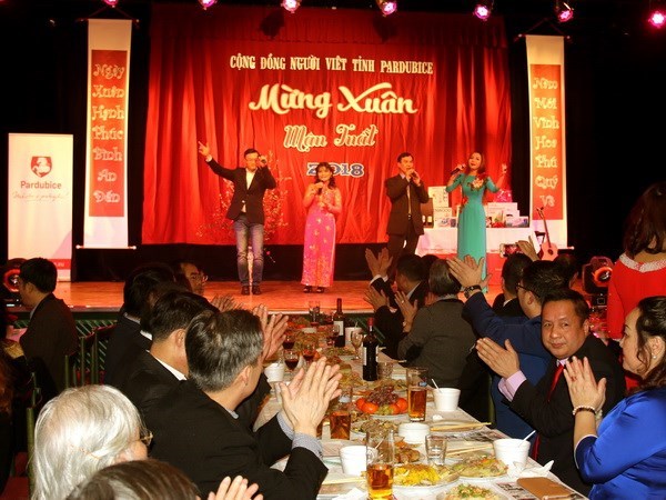 Overseas Vietnamese celebrate Lunar New Year