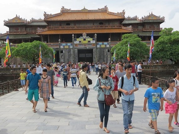 Tourists visit the Complex of Hue Monuments (Photo: Sggp)