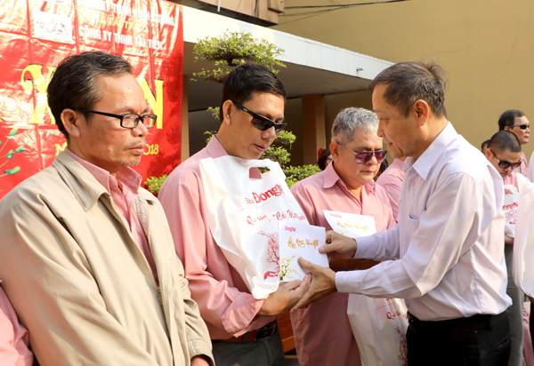 Dong Nai Newspaper presents 130 Tet gifts