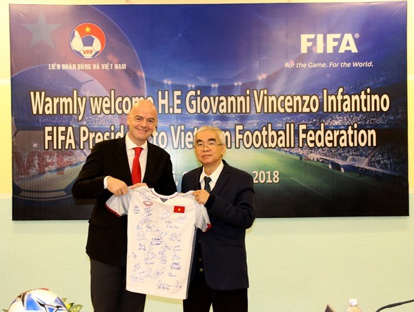 VFF President Le Hung Dung (R) and FIFA President  Gianni Infantino (Source: VNA) 