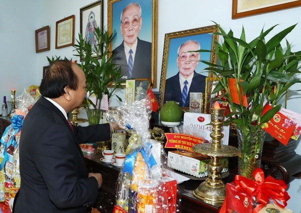 Prime Minister Nguyen Xuan Phuc offered incense in tribute to Vo Chi Cong, late President of the State Council, Vice Chairman of the Council of Ministers, and advisor to the Party Central Committee.