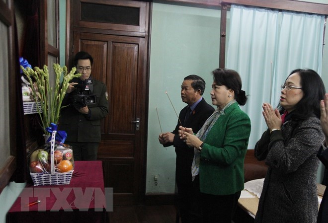 National Assembly Chairwoman Nguyen Thi Kim Ngan (in green) and other NA officials offer incense to President Ho Chi Minh 