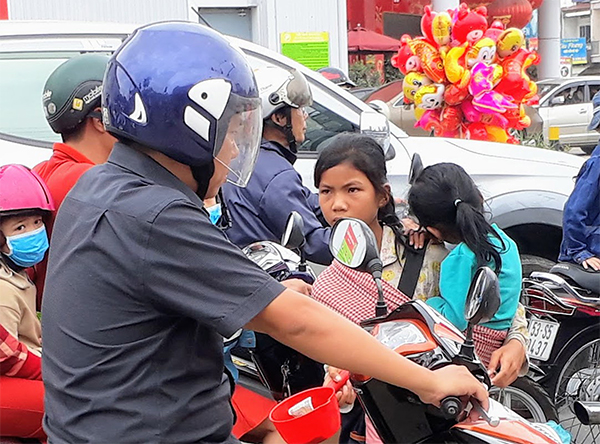 Người ăn xin vẫn xuất hiện nhiều trên các giao lộ ở Biên Hòa