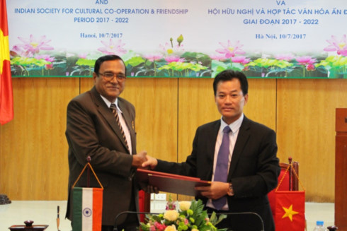 Padhihari Bijay Kumar, Secretary General of the Indian Society for Cultural Cooperation and Friendship, and Mr. Phong sign a cooperative agreement.