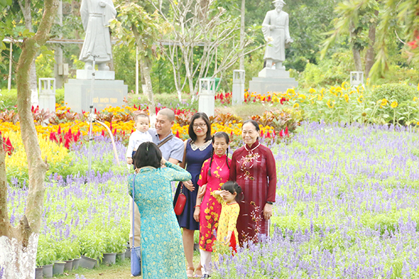 Tran Bien Flower Street welcomes over 10,000 visitors on first day of Tet