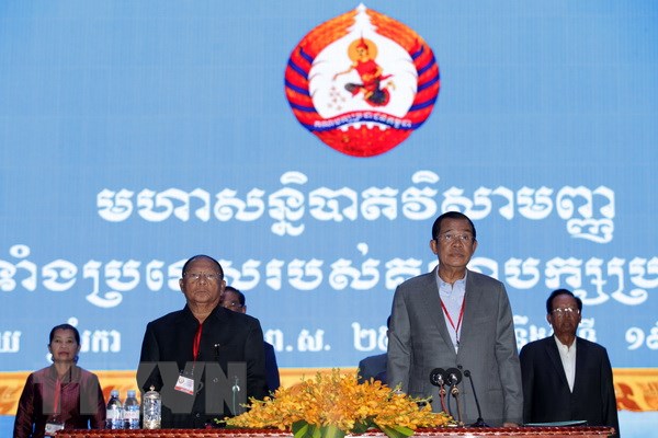 Chủ tịch Đảng Nhân dân Campuchia (CPP),Thủ tướng Samdech Techo Hun Sen (phải) và Chủ tịch danh dự CPP, Chủ tịch Quốc hội Samdech Heng Samrin (trái) tham dự Hội nghị của CPP ở Phnom Penh. (Nguồn: THX/TTXVN)