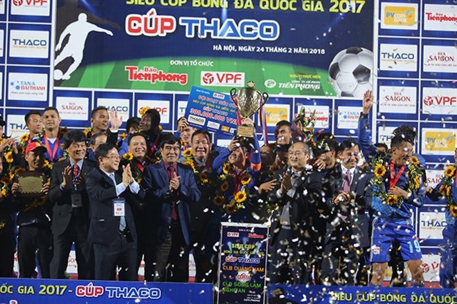 Quang Nam celebrate winning the trophy of the Vietnamese National Football Cup on February 24 (Photo: vietnamnet.vn)