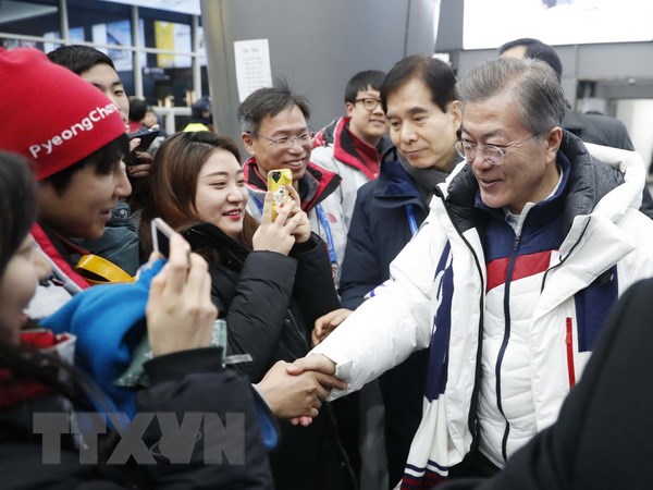 Tổng thống Hàn Quốc Moon Jae-in (phải) gặp gỡ người dân tại PyeongChang, tỉnh Gangwon sau lễ bế mạc Olympic PyeongChang. (Nguồn: Yonhap/TTXVN)
