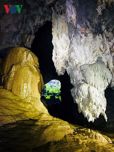  The dome of the cave from sky hole No 2. 