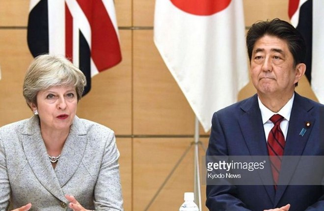 Thủ tướng Nhật Bản Shinzo Abe và người đồng cấp Anh Theresa May. (Nguồn: gettyimages)