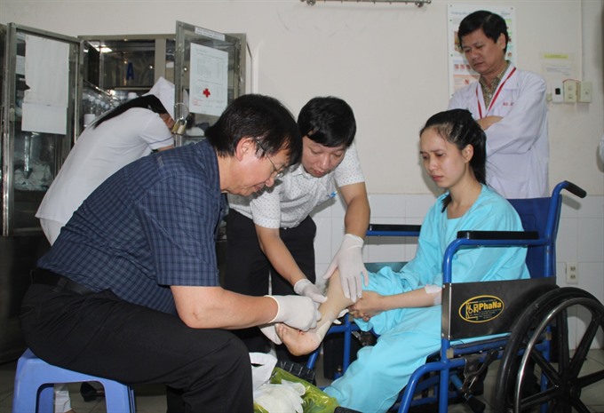 Vietnamese French doctor, René D. Esser examines a patient in Thống Nhất General Hospital in Đồng Nai southern province. - VNA/VNS Photo Lê Xuân  Read more at http://vietnamnews.vn/society/health/423400/vietnamese-french-doctor-devotes-his-life-to-patients.html#fuImokmPptuARsLy.99