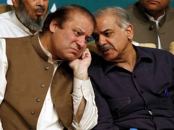 Ông Nawaz Sharif (trái) lúc còn là Thủ tướng và ông Shahbaz Sharif (phải) tại một sự kiện ở Lahore ngày 20/5/2013. (Nguồn: EPA/TTXVN)